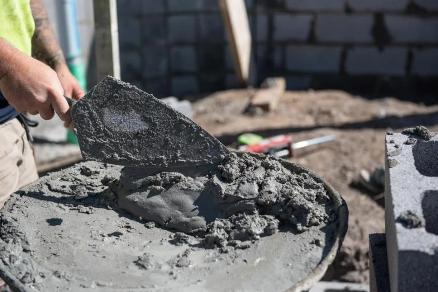 Mixing a mortar for blockwork